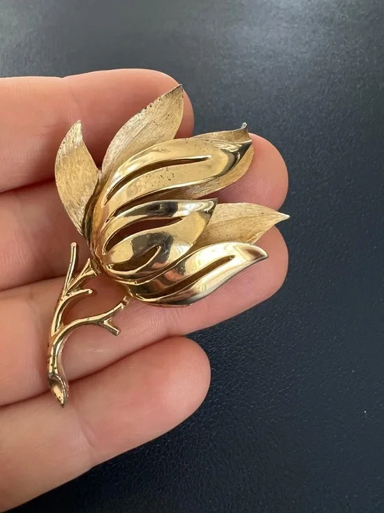 Crown Trifari Gold Tone Flower Brooch - Picture 4 of 6